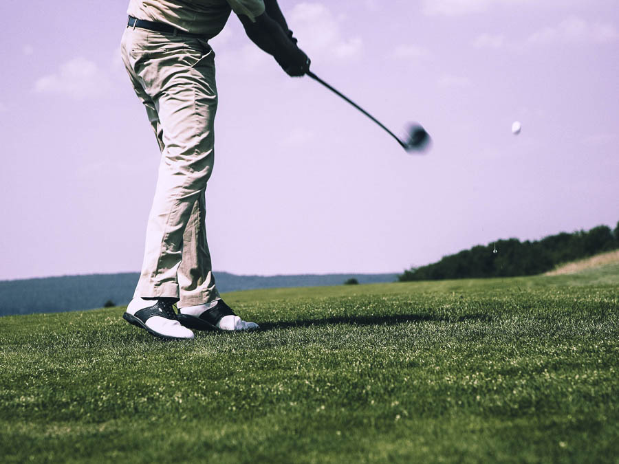 Ein Mann schlägt einen Golfball in die Ferne des Saarlandes