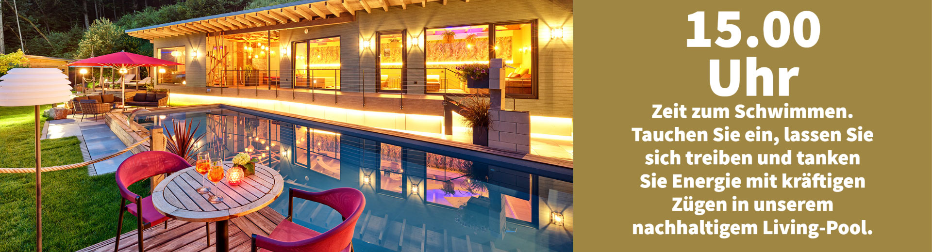 Ein gemütlich beleuchteter Spabereich bei Nacht mit einem großen Pool im Hotel bei Saarburg